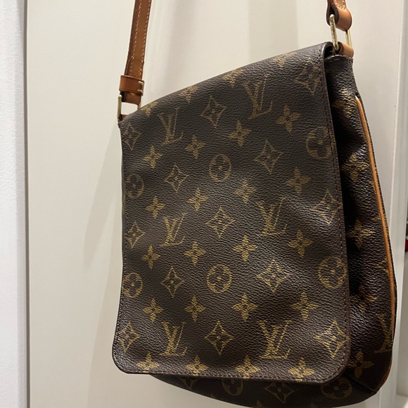 PRE LOVED Louis Vuitton Musette PM - Picture 4 of 12